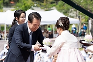 윤석열 대통령과 김건희 여사가 19일 경기도 양주시 회암사지에서 열린 ‘회암사 사리 이운 기념 문화축제 및 삼대화상 다례재’에서 헌등하고 있다.