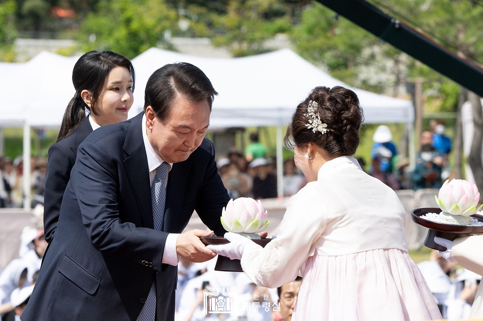 윤석열 대통령과 김건희 여사가 19일 경기도 양주시 회암사지에서 열린 ‘회암사 사리 이운 기념 문화축제 및 삼대화상 다례재’에서 헌등하고 있다.