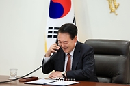 윤석열 대통령이 20일 서울 용산 대통령실 청사 집무실에서 로렌스 웡(Lawrence Wong) 싱가포르 신임 총리와 전화 통화를 하고 있다.