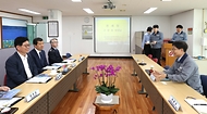 고광효 관세청장이 17일(금) 양산지역의  대표 수출기업인 (주)화인테크놀리지에 방문해 업계 관계자들과 대화를 나누고 있다.