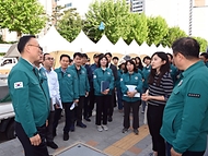 이한경 행정안전부 재난안전관리본부장이 17일 서울 중랑구 중랑장미공원 일대를 찾아 안전취약지역 및 주변 시설물 확인 등 축제 준비상황을 점검하고 있다. 