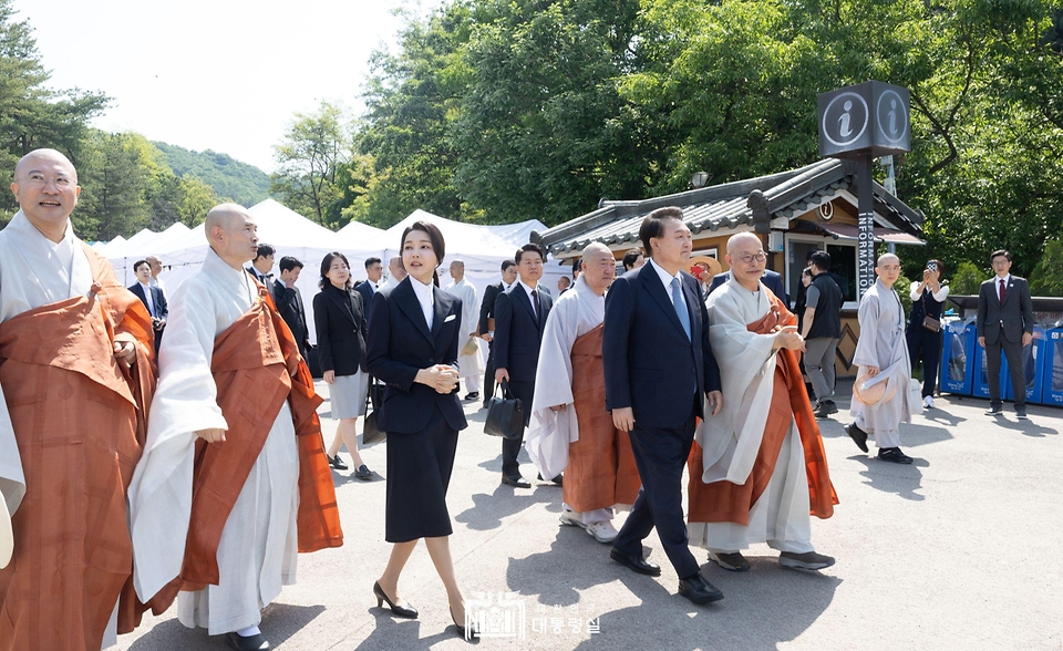 윤석열 대통령과 김건희 여사가 19일 경기도 양주시 회암사지에서 열린 ‘회암사 사리 이운 기념 문화축제 및 삼대화상 다례재’에 참석하고 있다.
