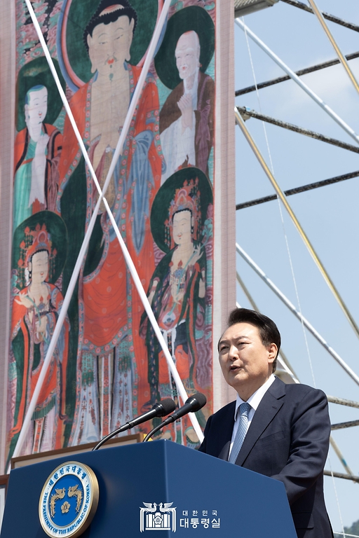 윤석열 대통령이 19일 경기도 양주시 회암사지에서 열린 ‘회암사 사리 이운 기념 문화축제 및 삼대화상 다례재’에서 축사하고 있다.
