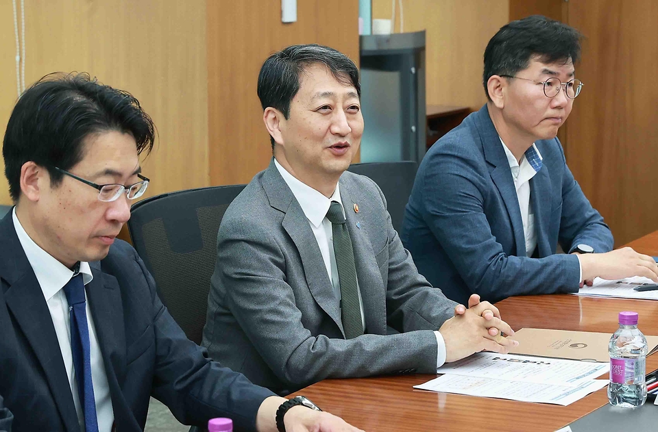 안덕근 산업통상자원부 장관이 20일 서울 강남구 한국기술센터 대회의실에서 열린 ‘이차전지 전문가 간담회’를 주재하고 있다. 