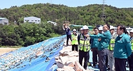 이한경 행정안전부 재난안전관리본부장이 18일 경북 경주시 왕신저수지 재해복구사업 공사현장을 방문해 재해복구사업 추진점검 및 공사장 안전대책 등을 점검하고 있다.
