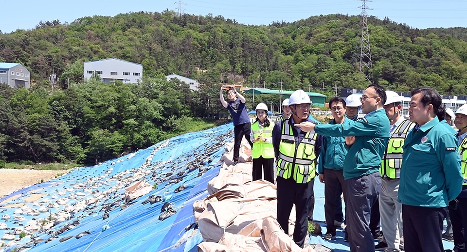 이한경 행정안전부 재난안전관리본부장이 18일 경북 경주시 왕신저수지 재해복구사업 공사현장을 방문해 재해복구사업 추진점검 및 공사장 안전대책 등을 점검하고 있다.