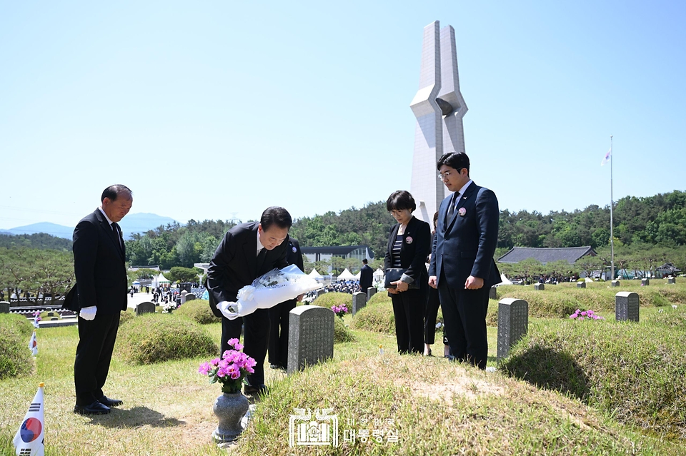 윤석열 대통령이 18일 광주시 북구 국립 5·18민주묘지에서 열린 ‘제44주년 5·18민주화운동 기념식’을 마치고 고 한강운 유공자 묘소를 참배하고 있다. 