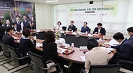 이주호 사회부총리 겸 교육부 장관이 17일 대전 유성구 에듀힐링센터에서 열린 ‘제26차 찾아가는 함께차담회’에서 교원들과 대화를 나누고 있다. 