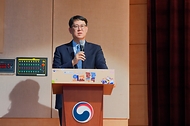 이주일 외교부 부대변인이 17일 서울 종로구 외교부 청사 2층 대강당에서 열린 ‘제21회 외교톡톡 - 외교관과의 대화’에서 환영사를 하고 있다.