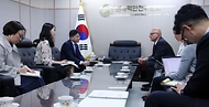 유국희 원자력안전위원회 위원장이 20일 서울 중구 원자력안전위원회에서 램지 자말(Ramji Jammal) 캐나다 원자력안전위원회(CNSC) 부위원장과 양국의 원자력 안전규제 관련 협력 방안을 논의하고 있다.