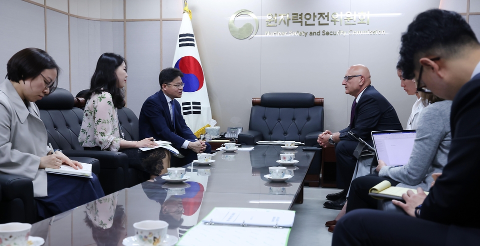 유국희 원자력안전위원회 위원장이 20일 서울 중구 원자력안전위원회에서 램지 자말(Ramji Jammal) 캐나다 원자력안전위원회(CNSC) 부위원장과 양국의 원자력 안전규제 관련 협력 방안을 논의하고 있다.
