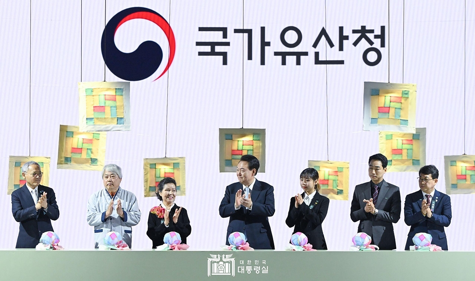 윤석열 대통령이 17일 대전 서구 정부대전청사에서 열린 ‘국가유산청 출범식’에서 출범 퍼포먼스를 한 뒤 박수치고 있다. (오른쪽 부터, 최응천 국가유산청장, 고건우 국가유산청 직원, 신지우 전통대 재학생 대표, 윤석열 대통령, 이춘희 무형유산보유자, 임영수 당산나무할아버지, 유인촌 문체부 장관)
