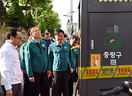 이한경 행정안전부 재난안전관리본부장이 17일 서울 중랑구 중랑장미공원 일대를 찾아 안전취약지역 및 주변 시설물 확인 등 축제 준비상황을 점검하고 있다. 