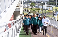 이한경 행정안전부 재난안전관리본부장이 17일 서울 중랑구 중랑장미공원 일대를 찾아 안전취약지역 및 주변 시설물 확인 등 축제 준비상황을 점검하고 있다. 