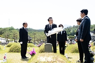윤석열 대통령이 18일 광주시 북구 국립 5·18민주묘지에서 열린 ‘제44주년 5·18민주화운동 기념식’을 마치고 고 한강운 유공자 묘소를 참배하고 있다. 