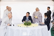 윤석열 대통령과 김건희 여사가 19일 경기도 양주시 회암사지에서 열린 ‘회암사 사리 이운 기념 문화축제 및 삼대화상 다례재’에 참석, 시작에 앞서 조계종 총무원장 진우스님 등 참석자들과 환담을 나누고 있다.