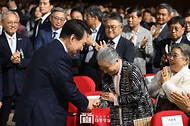 윤석열 대통령이 17일 대전 서구 정부대전청사에서 열린 ‘국가유산청 출범식’에서 참석자들과 인사하고 있다. 국가유산청은 문화재청의 새 이름이다.