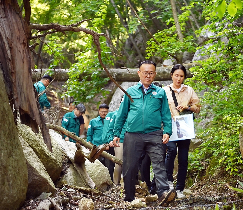 이한경 행정안전부 재난안전관리본부장이 18일 경북 경주시 석굴암을 방문해 주변 산사태 위험지역 현장 점검을 하고 있다.