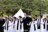 윤석열 대통령이 18일 광주시 북구 국립 5·18민주묘지에서 열린 ‘제44주년 5·18민주화운동 기념식’에 참석해 오월어머니 회원들의 손을 잡고 ‘님을 위한 행진곡’을 제창하고 있다.