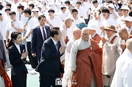 윤석열 대통령과 김건희 여사가 19일 경기도 양주시 회암사지에서 열린 ‘회암사 사리 이운 기념 문화축제 및 삼대화상 다례재’에 참석하고 있다.
