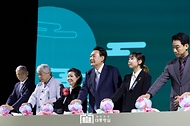윤석열 대통령이 17일 대전 서구 정부대전청사에서 열린 ‘국가유산청 출범식’에서 출범 퍼포먼스를 하고 있다. (오른쪽 부터, 고건우 국가유산청 직원, 신지우 전통대 재학생 대표, 윤석열 대통령, 이춘희 무형유산보유자, 임영수 당산나무할아버지, 유인촌 문체부 장관)