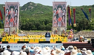윤석열 대통령이 19일 경기도 양주시 회암사지에서 열린 ‘회암사 사리 이운 기념 문화축제 및 삼대화상 다례재’에서 축사하고 있다.