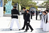 윤석열 대통령이 18일 광주시 북구 국립 5·18민주묘지에서 열린 ‘제44주년 5·18민주화운동 기념식’에 참석해 민주항쟁 추모탑에 헌화하고 있다. 