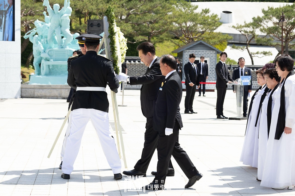 윤석열 대통령이 18일 광주시 북구 국립 5·18민주묘지에서 열린 ‘제44주년 5·18민주화운동 기념식’에 참석해 민주항쟁 추모탑에 헌화하고 있다. 