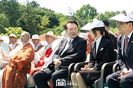 윤석열 대통령과 김건희 여사가 19일 경기도 양주시 회암사지에서 열린 ‘회암사 사리 이운 기념 문화축제 및 삼대화상 다례재’에 참석해 이야기를 나누고 있다.