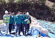 이한경 행정안전부 재난안전관리본부장이 18일 경북 경주시 왕신저수지 재해복구사업 공사현장을 방문해 재해복구사업 추진점검 및 공사장 안전대책 등을 점검하고 있다.