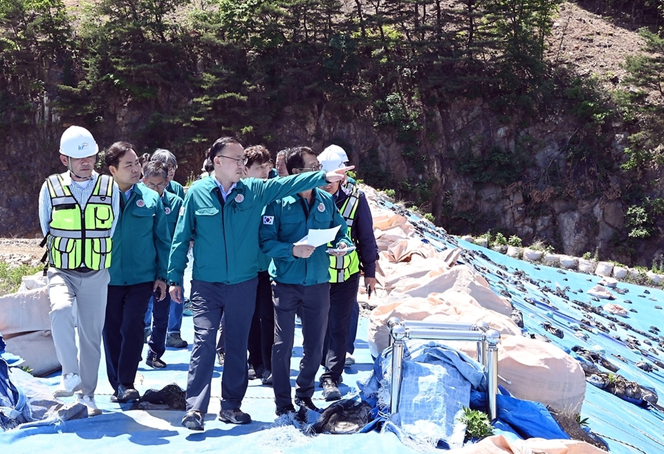 이한경 행정안전부 재난안전관리본부장이 18일 경북 경주시 왕신저수지 재해복구사업 공사현장을 방문해 재해복구사업 추진점검 및 공사장 안전대책 등을 점검하고 있다.