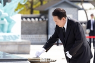 윤석열 대통령이 18일 광주시 북구 국립 5·18민주묘지에서 열린 ‘제44주년 5·18민주화운동 기념식’에 참석해 민주항쟁 추모탑에 분향하고 있다.