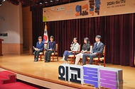 청년 외교관들이  17일 서울 종로구 외교부 청사 2층 대강당에서 열린 ‘제21회 외교톡톡 - 외교관과의 대화’에서 해외 근무 경험, 외교관의 삶과 업무에 대해 이야기하고 있다.