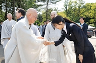 윤석열 대통령 부인 김건희 여사가 19일 경기도 양주시 회암사지에서 열린 ‘회암사 사리 이운 기념 문화축제 및 삼대화상 다례재’에 참석해 조계종 총무원장 진우스님과 인사하고 있다. 