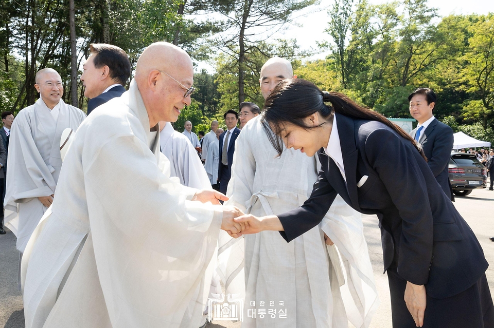 윤석열 대통령 부인 김건희 여사가 19일 경기도 양주시 회암사지에서 열린 ‘회암사 사리 이운 기념 문화축제 및 삼대화상 다례재’에 참석해 조계종 총무원장 진우스님과 인사하고 있다. 