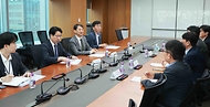 안덕근 산업통상자원부 장관이 20일 서울 강남구 한국기술센터 대회의실에서 열린 ‘이차전지 전문가 간담회’를 주재하고 있다. 이날 간담회는 유망·주력 산업에 대한 최신 동향 및 전망을 공유하고, 정책적 시사점을 모색하기 위해 진행되었다.