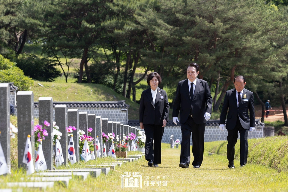 윤석열 대통령이 18일 광주시 북구 국립 5·18민주묘지에서 열린 ‘제44주년 5·18민주화운동 기념식’을 마치고 강정애 국가보훈부 장관과 함께 묘지를 참배하고 있다. 