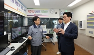 고광효 관세청장이 17일(금) 양산지역의  대표 수출기업인 (주)화인테크놀리지에 방문해 생산관련 현장을 둘러보고 있다.