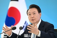 윤석열 대통령이 17일 세종특별자치시 정부세종청사에서 열린 ‘2024년 국가재정전략회의’에서 마무리 발언을 하고 있다.