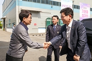 고광효 관세청장이 17일(금) 양산지역의  대표 수출기업인 (주)화인테크놀리지에 방문해 관계자와 악수를 나누고 있다.
