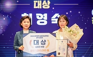 지영미 질병관리청장이 20일 충남 예산군 스플라스 리솜에서 열린 ‘제12회 검역의 날 기념행사’에서 2024 검역정책 슬로건&캐릭터 창작 공모전 수상자에게 상장 및 상금을 전달한 후 기념 촬영을 하고 있다.