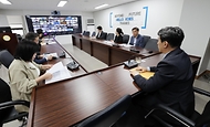 이주호 사회부총리 겸 교육부 장관이 20일 서울 영등포구 한국교육시설안전원에서 화상으로 열린 ‘의과대학 운영대학 총장 간담회’에서 대학 총장들과 의견을 나누고 있다.
