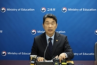 이주호 사회부총리 겸 교육부 장관이 20일 서울 영등포구 한국교육시설안전원에서 화상으로 열린 ‘의과대학 운영대학 총장 간담회’에서 모두발언을 하고 있다.