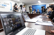이주호 사회부총리 겸 교육부 장관이 20일 서울 영등포구 한국교육시설안전원에서 화상으로 열린 ‘의과대학 운영대학 총장 간담회’에서 대학 총장들과 의견을 나누고 있다.