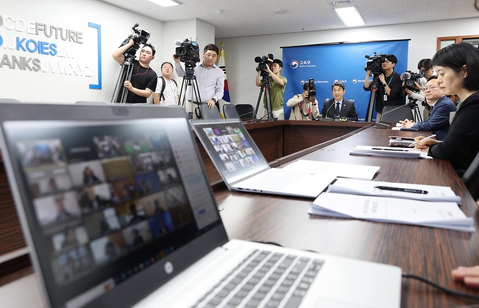 이주호 사회부총리 겸 교육부 장관이 20일 서울 영등포구 한국교육시설안전원에서 화상으로 열린 ‘의과대학 운영대학 총장 간담회’에서 대학 총장들과 의견을 나누고 있다.