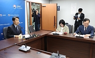 이주호 사회부총리 겸 교육부 장관이 20일 서울 영등포구 한국교육시설안전원에서 화상으로 열린 ‘의과대학 운영대학 총장 간담회’에서 모두발언을 하고 있다.