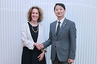 안덕근 산업통상자원부 장관이 20일 서울 강남구 조선팰리스호텔에서 헬렌 클락슨(Helen Clarkson) RE100 캠페인 대표와 만나 기념 촬영을 하고 있다.