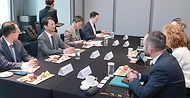 안덕근 산업통상자원부 장관이 20일 서울 강남구 조선팰리스호텔에서 헬렌 클락슨(Helen Clarkson) RE100 캠페인 대표와 면담하고 있다. 이날 면담에서는 한국의 재생에너지 정책방향과 RE100 캠페인 협력방안을 논의했다.