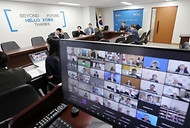 이주호 사회부총리 겸 교육부 장관이 20일 서울 영등포구 한국교육시설안전원에서 화상으로 열린 ‘의과대학 운영대학 총장 간담회’에서 대학 총장들과 의견을 나누고 있다. 이번 간담회는 지난 5월 16일 서울고등법원의 항소심 결과 발표 및 국무총리 대국민 담화 이후 개최되는 첫 간담회로, 정부의 의료 개혁과 의학교육 선진화를 위한 지원 의지를 설명하고, 의대 교육과정 운영의 정상화 등을 위한 협조를 요청하고자 마련됐다.