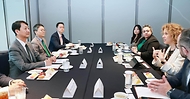 안덕근 산업통상자원부 장관이 20일 서울 강남구 조선팰리스호텔에서 헬렌 클락슨(Helen Clarkson) RE100 캠페인 대표와 면담하고 있다. 